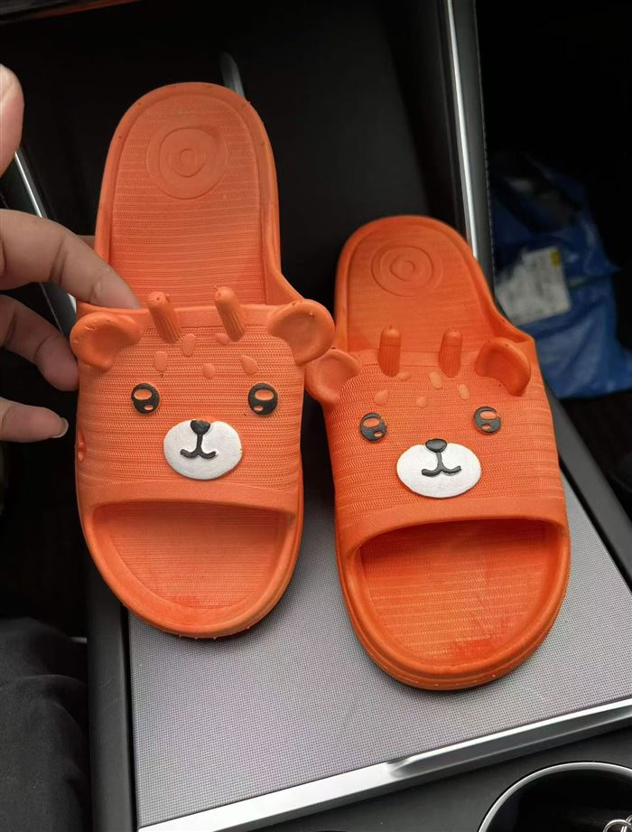 Kids' slippers 6000 pairs below-cost
